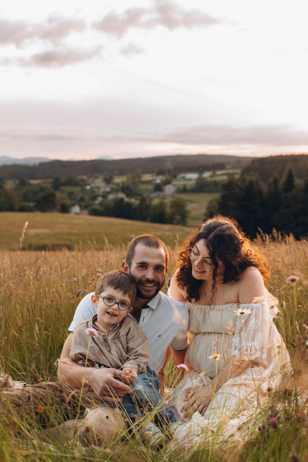 Photographe douceur, sensibilité et émotion en Haute-Loire lumière naturelle. Photographe de mariage et de familles à TENCE (43)