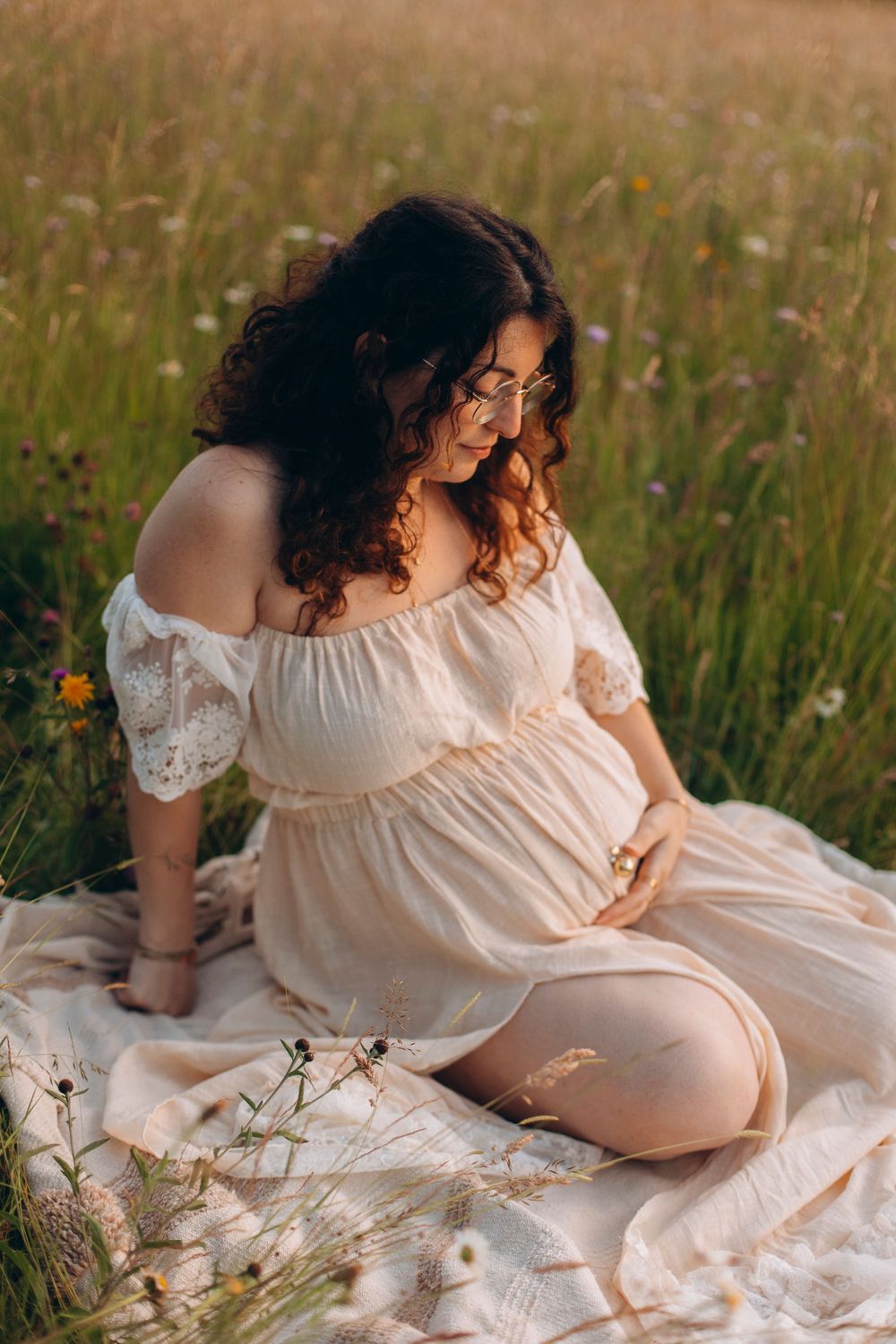 Photographe douceur, sensibilité et émotion en Haute-Loire lumière naturelle. Photographe de mariage et de familles à TENCE (43)