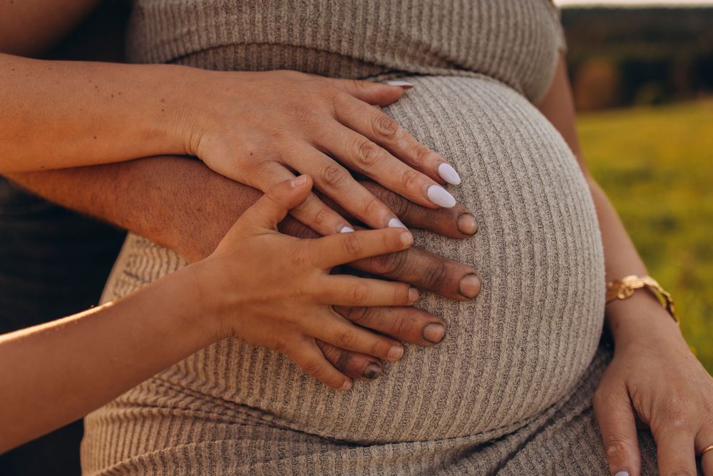 Photographe douceur, sensibilité et émotion en Haute-Loire lumière naturelle. Photographe de mariage et de familles à TENCE (43)