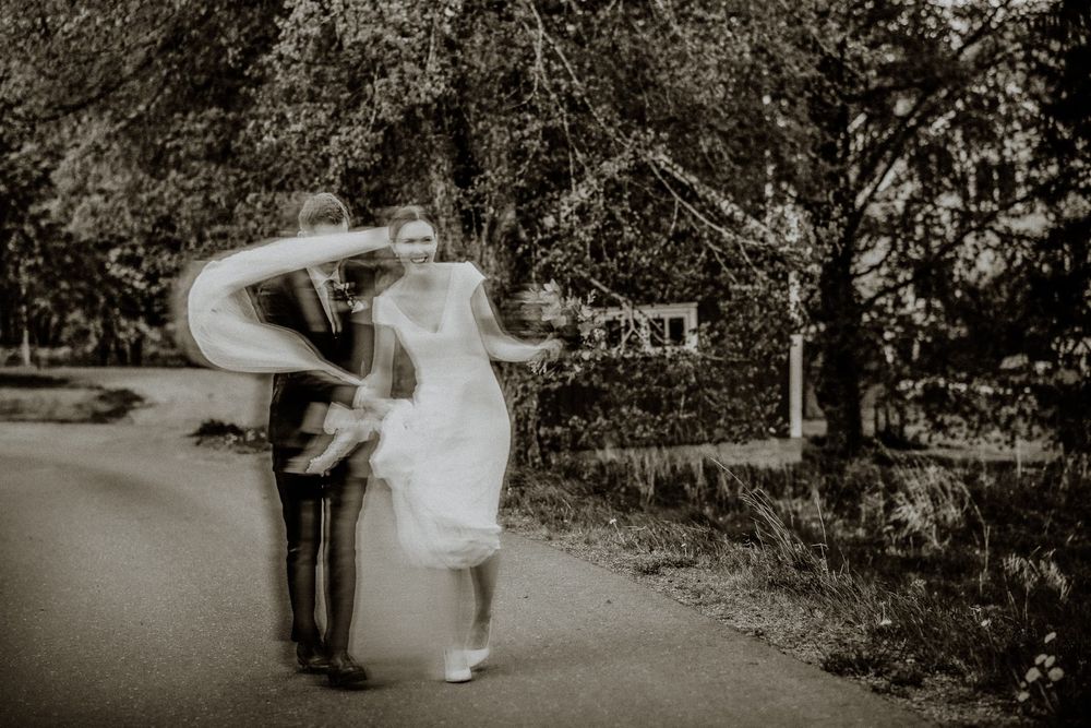 Konstnärligt bröllopsfoto med oskärpa, under en bröllopsfotografering med Fotograf Veronica Eng Mullsjö / Jönköping.