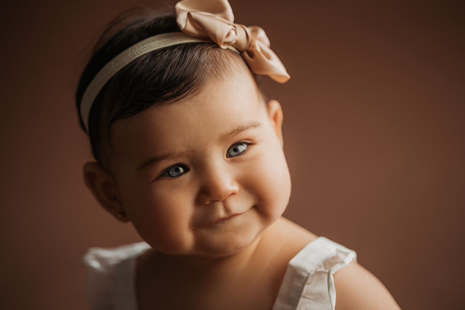 Beautiful blue eyed baby. Sitter Photography.
