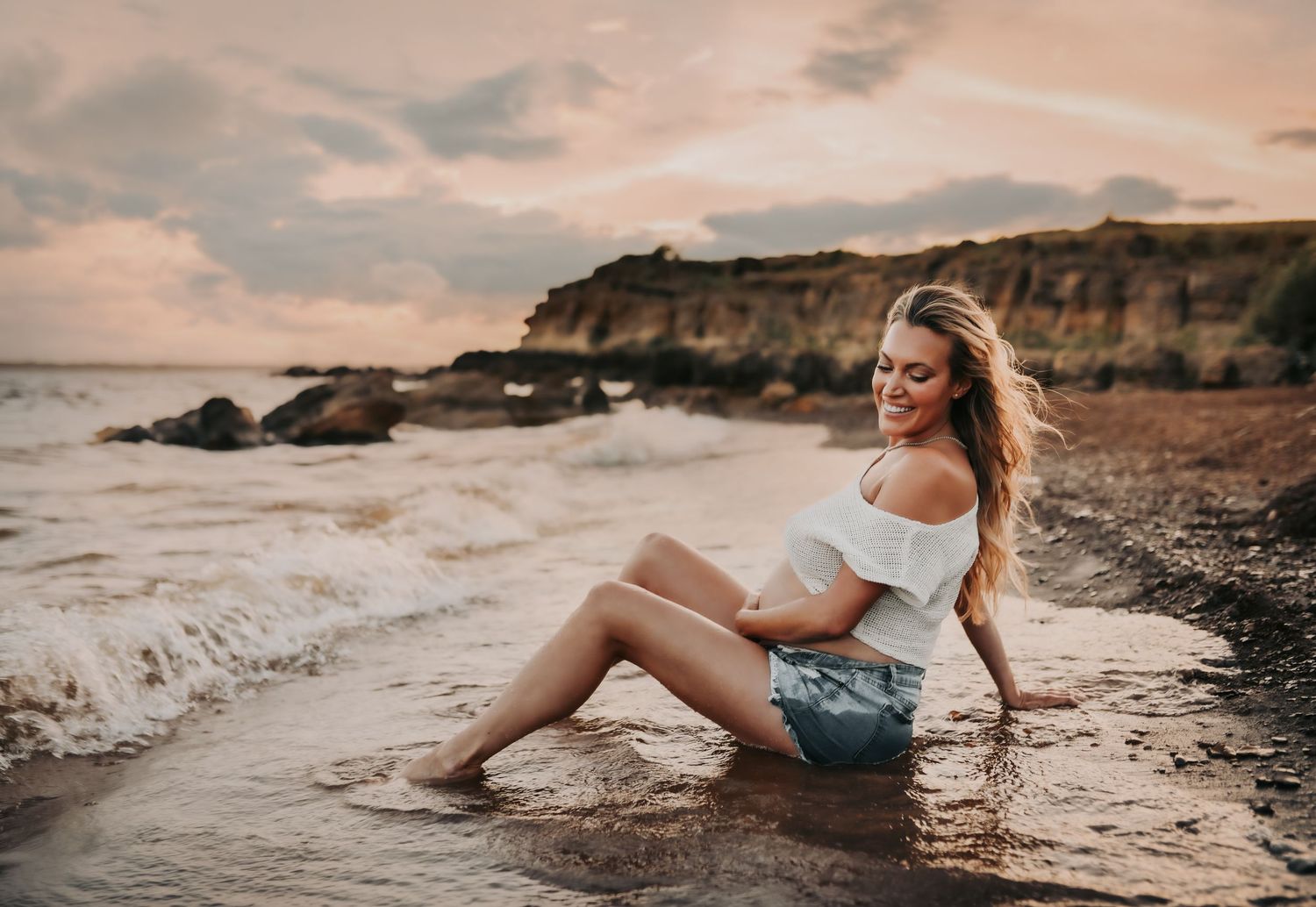 Beautiful maternity portraits with warm golden light
