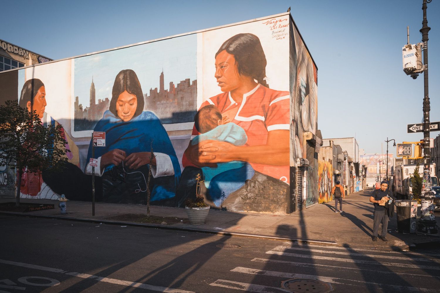 Murale "Las Rosas" a Bushwick raffigurante donne e uno skyline di New York