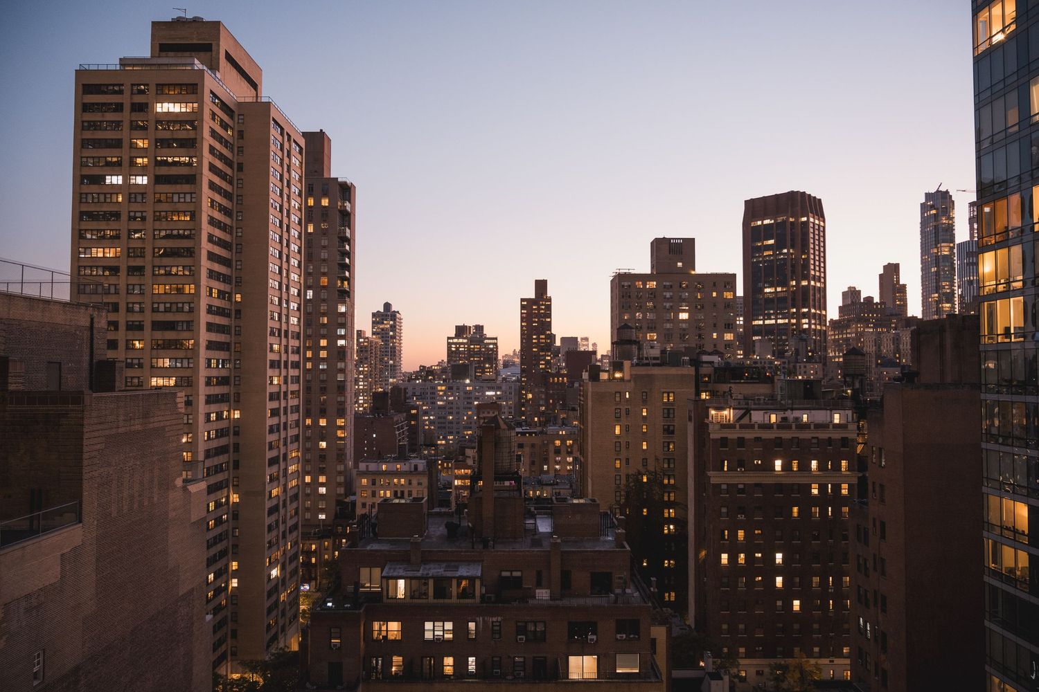 Tetti e grattacieli di New York illuminati al tramonto
