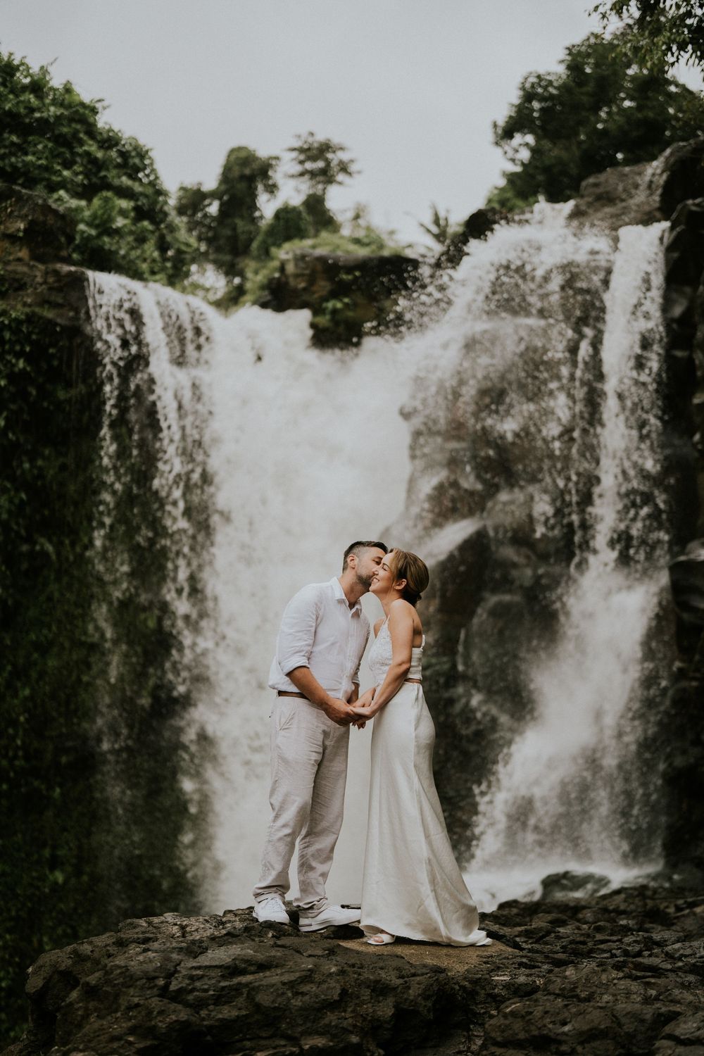 Romantic couple photoshoot at Tegenungan Waterfall.