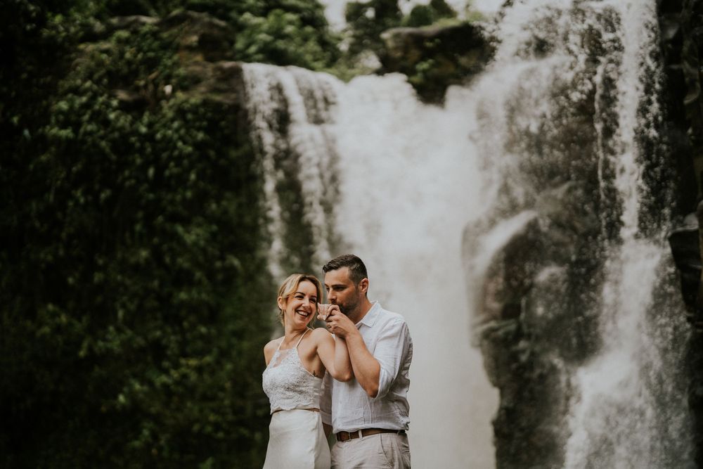 Romantic couple photoshoot at Tegenungan Waterfall.
