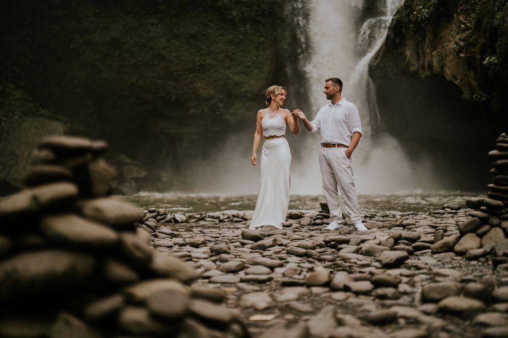 Romantic couple photoshoot at Tegenungan Waterfall.