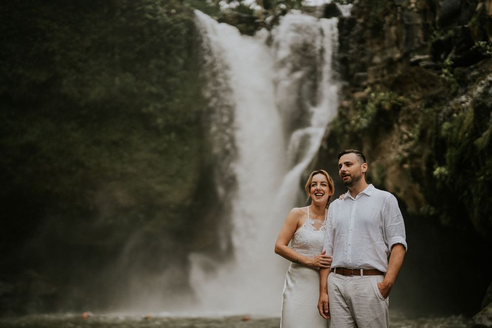 Romantic couple photoshoot at Tegenungan Waterfall.