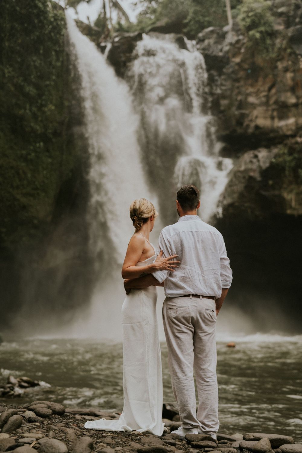 Romantic couple photoshoot at Tegenungan Waterfall.