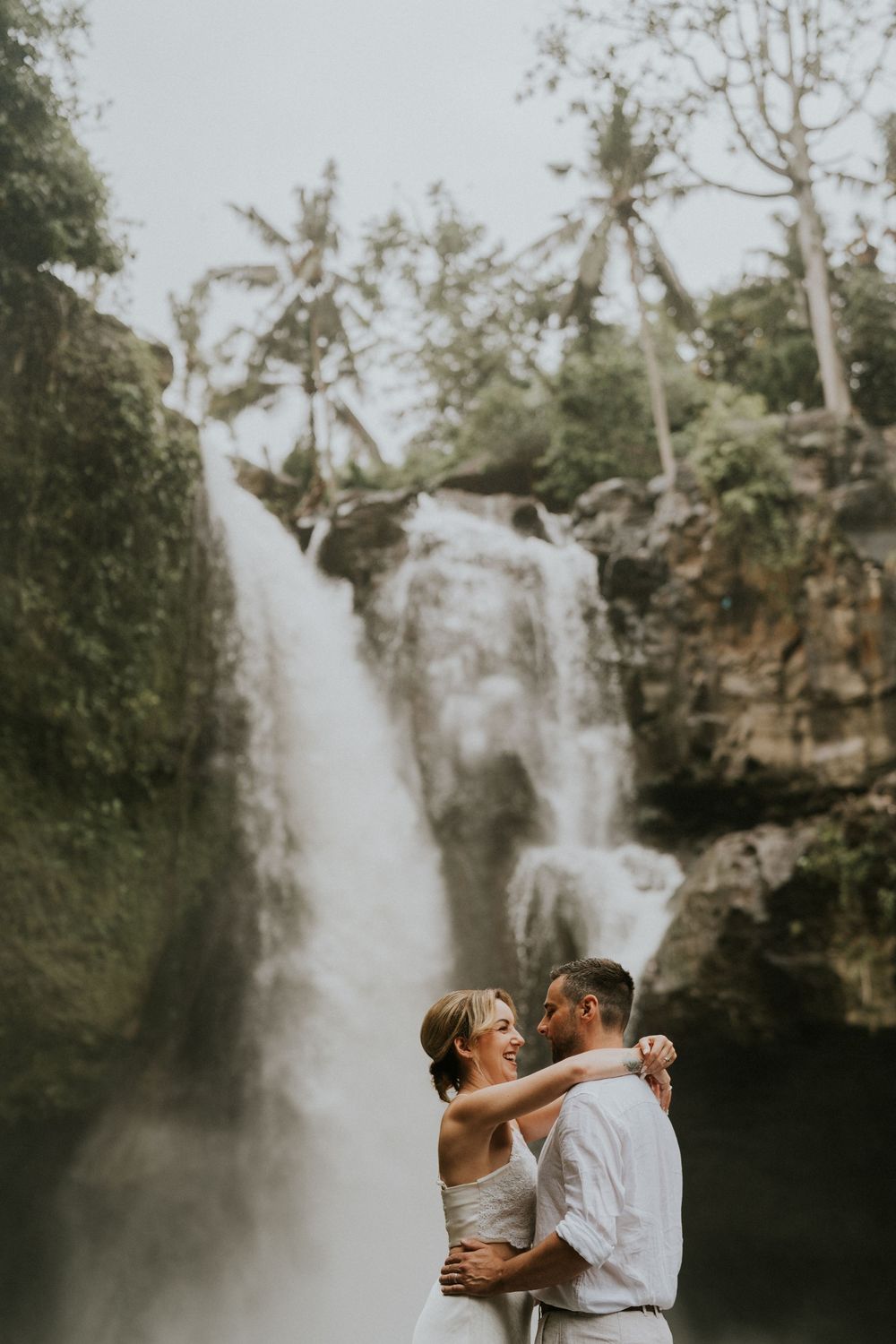 Romantic couple photoshoot at Tegenungan Waterfall.