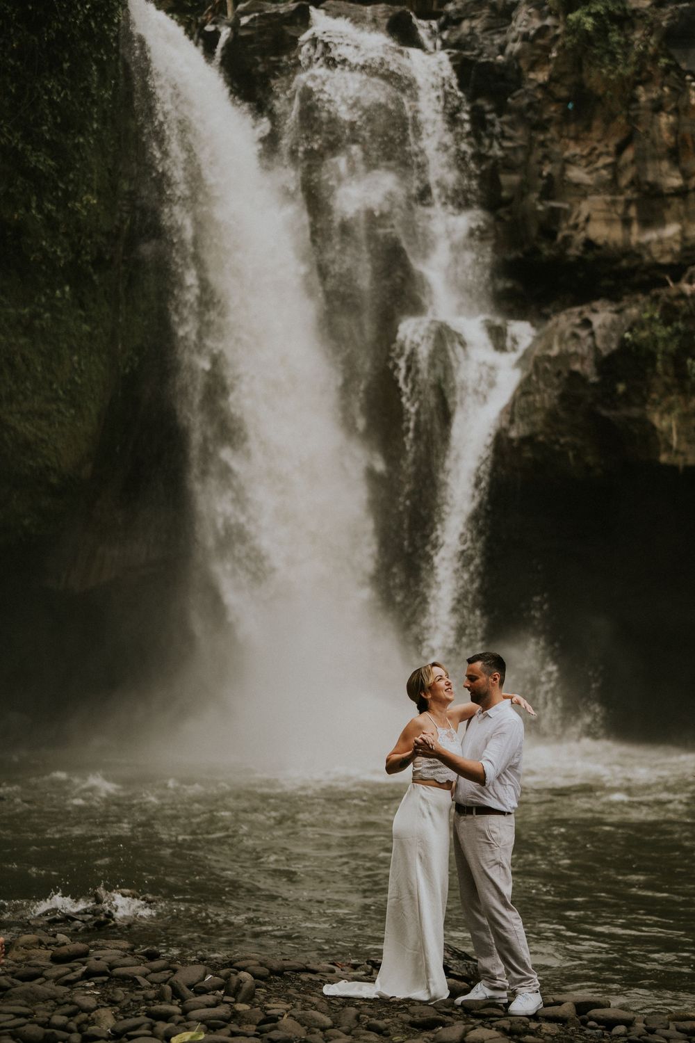 Romantic couple photoshoot at Tegenungan Waterfall.