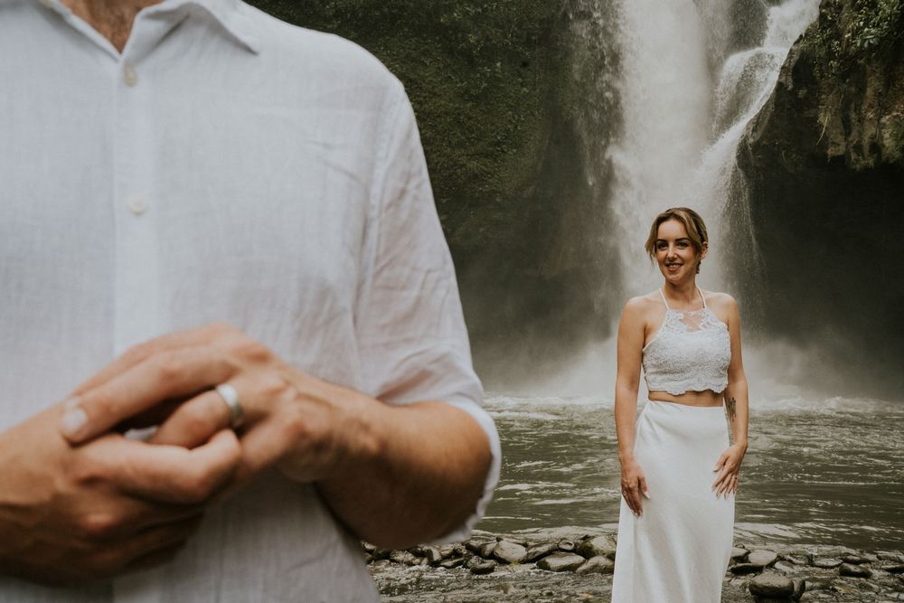 Romantic couple photoshoot at Tegenungan Waterfall.