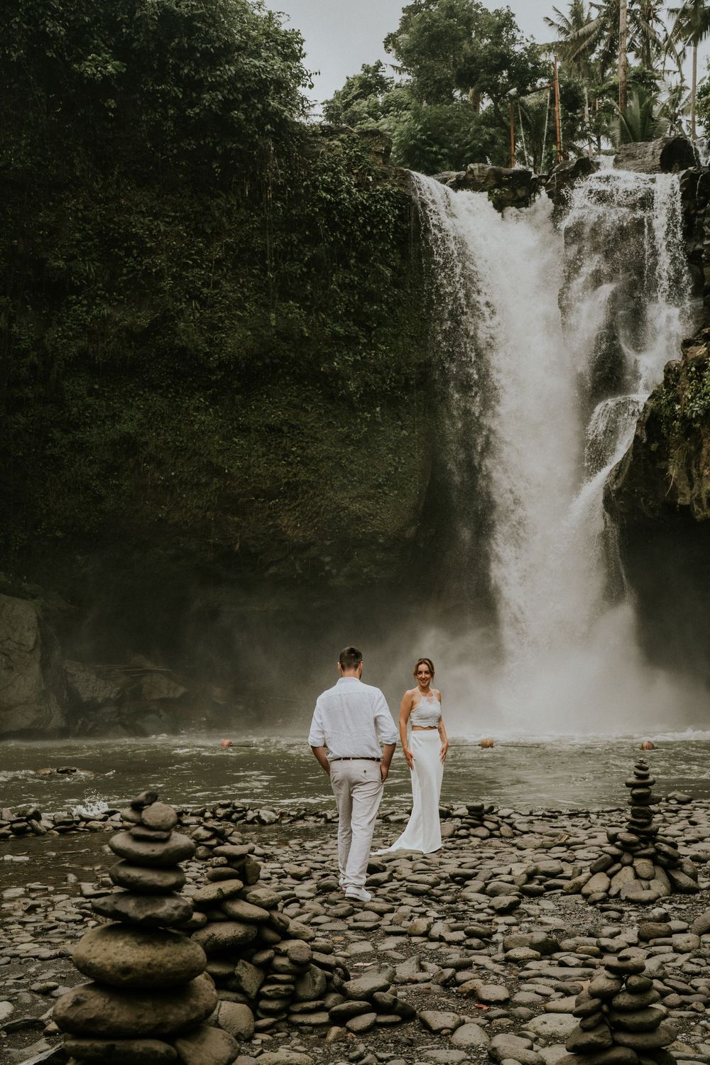 Romantic couple photoshoot at Tegenungan Waterfall.