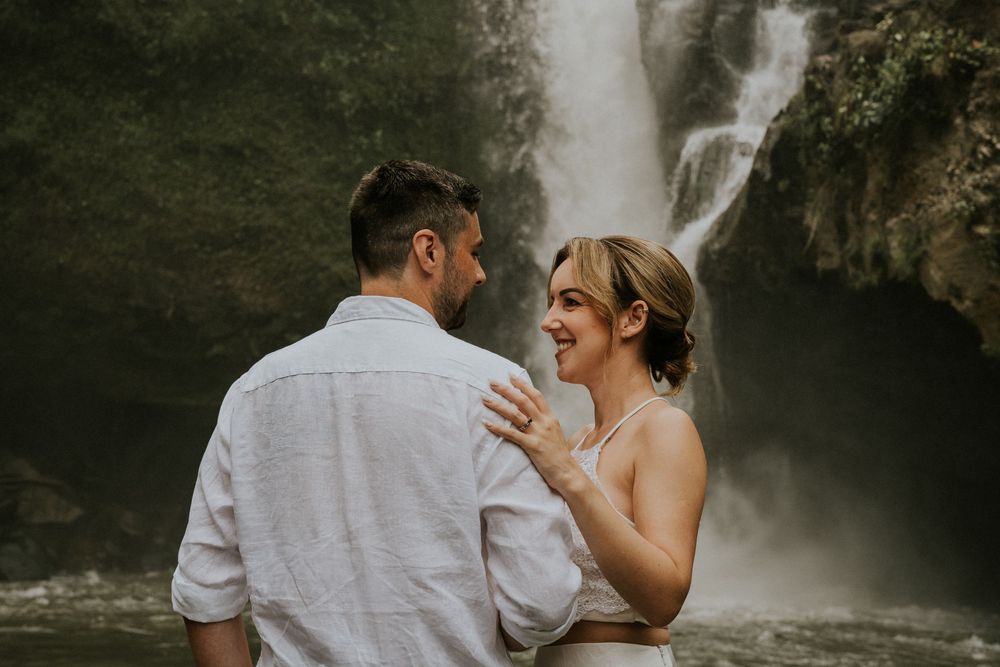 Romantic couple photoshoot at Tegenungan Waterfall.