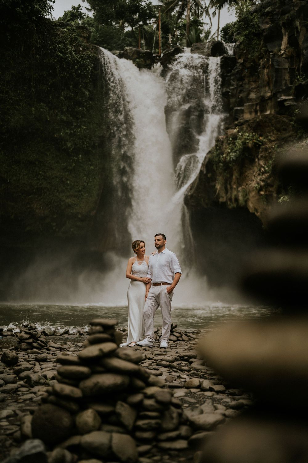 Romantic couple photoshoot at Tegenungan Waterfall.