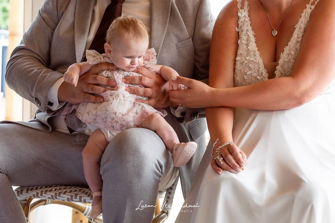 close up van de baby op schoot, ze pakt de hand van haar moeder