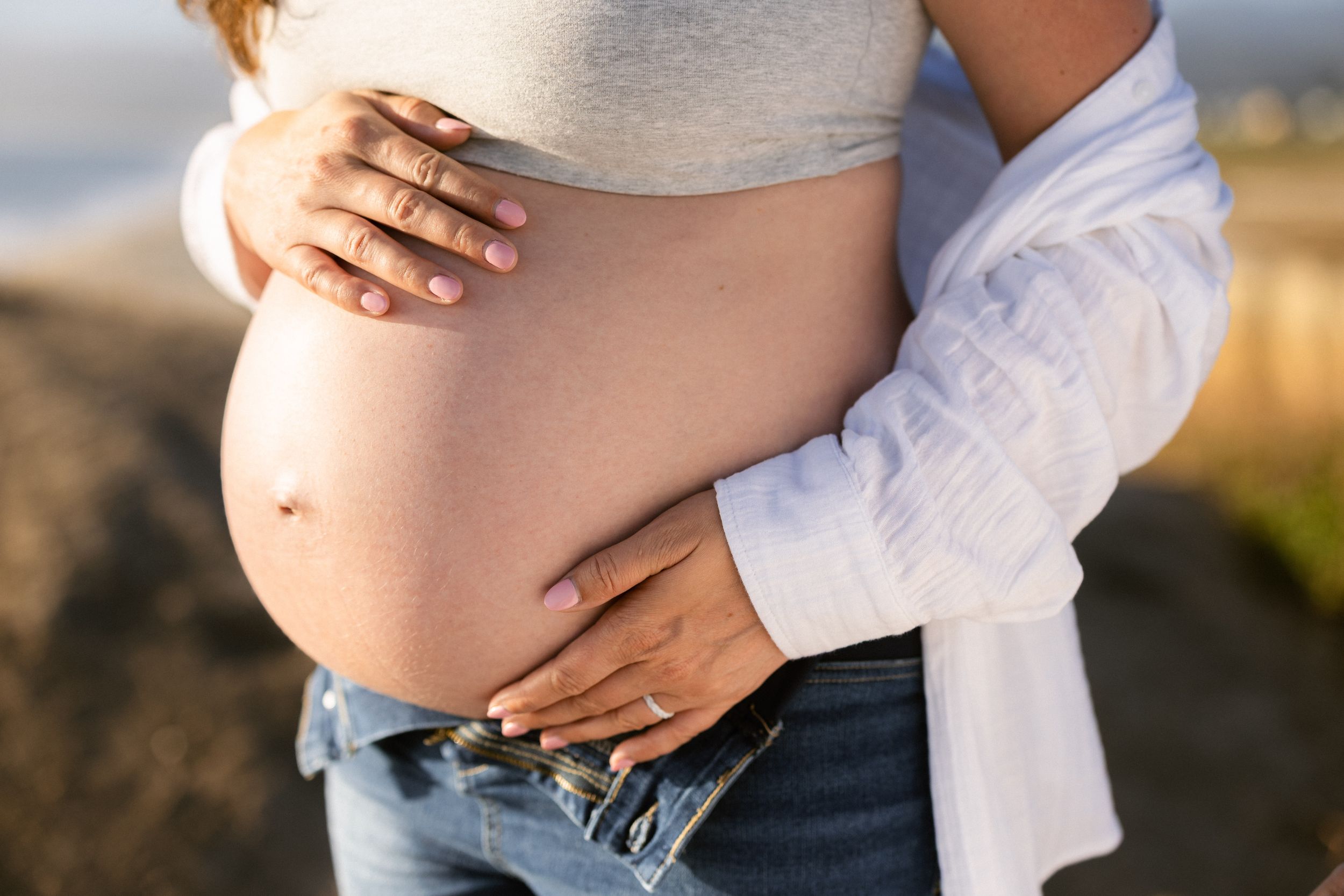 Maternity pictures of belly jeans