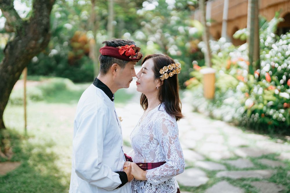 Couple wearing traditional Balinese costumes during a photoshoot at Alaya Ubud.