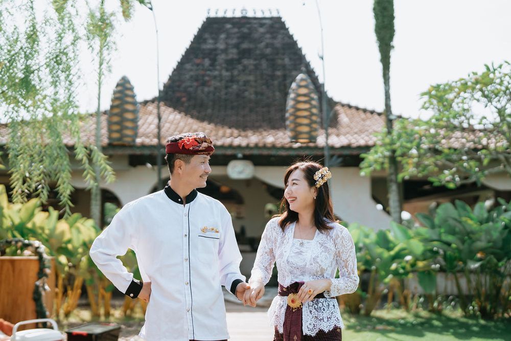 Professional couple photographer capturing Balinese heritage portraits.
