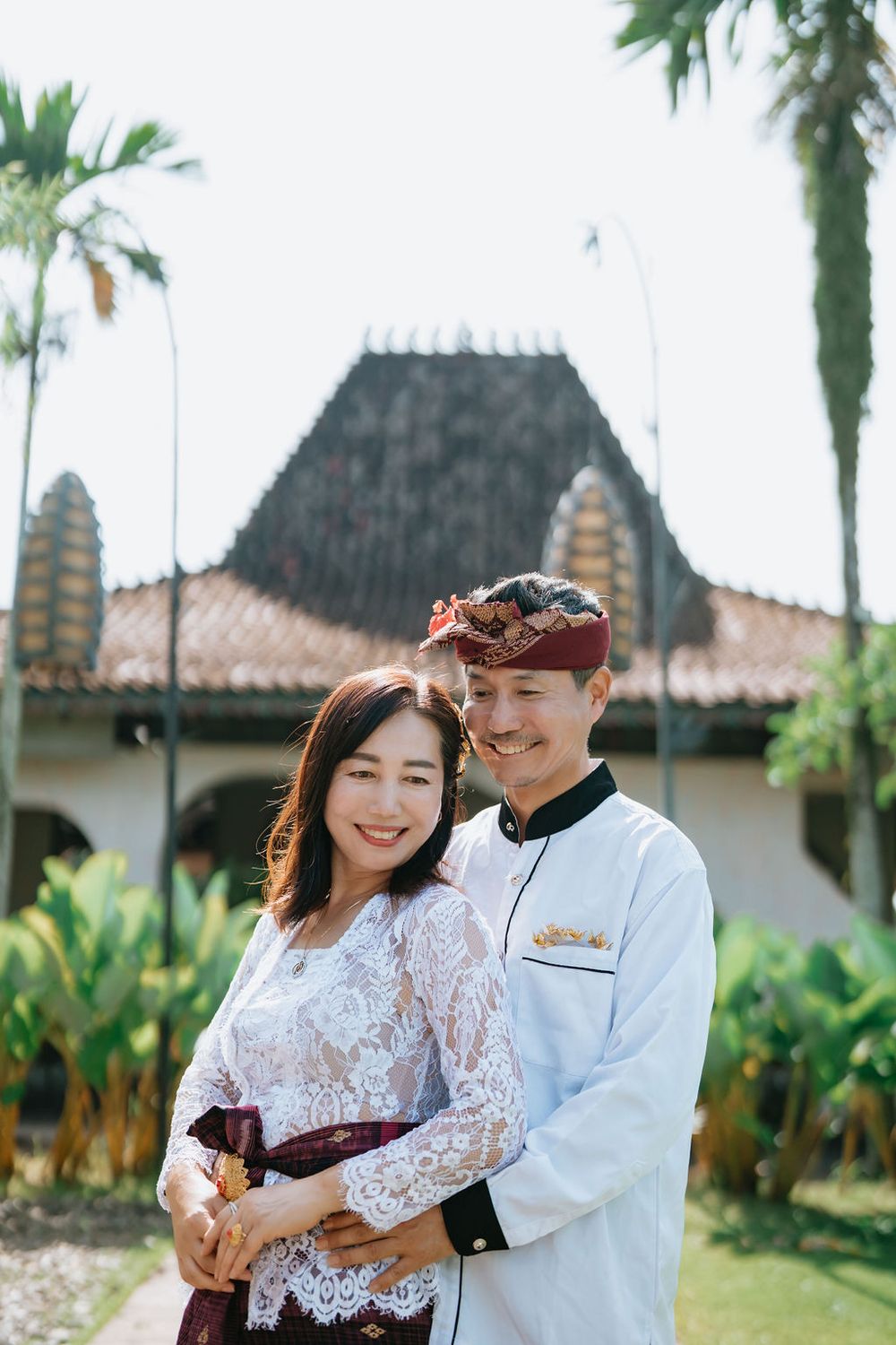 Professional couple photographer capturing Balinese heritage portraits.