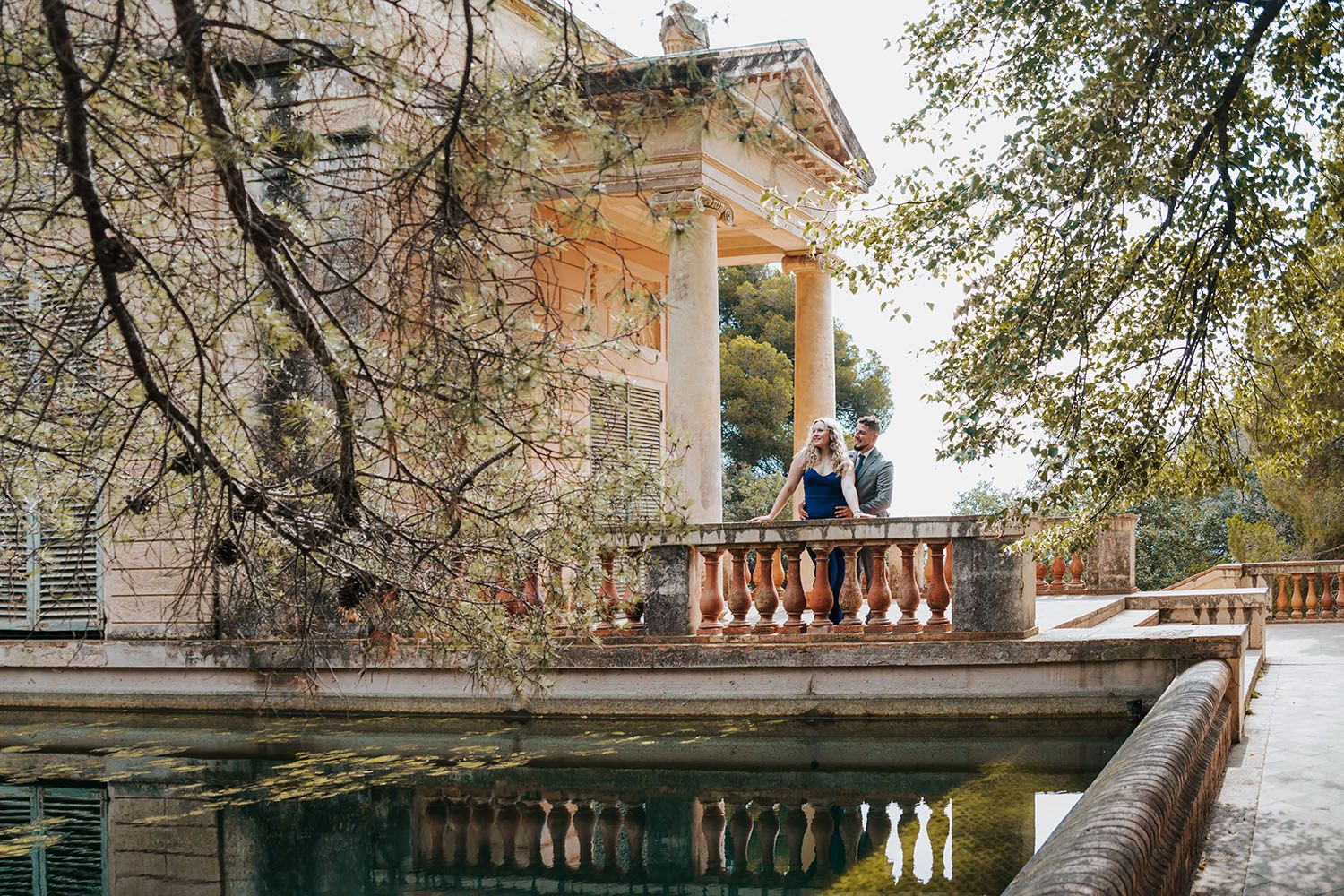 Private afternoon couples photoshoot at Laberinto de Horta in Barcelona, finding tender intimacy in a secret green maze.