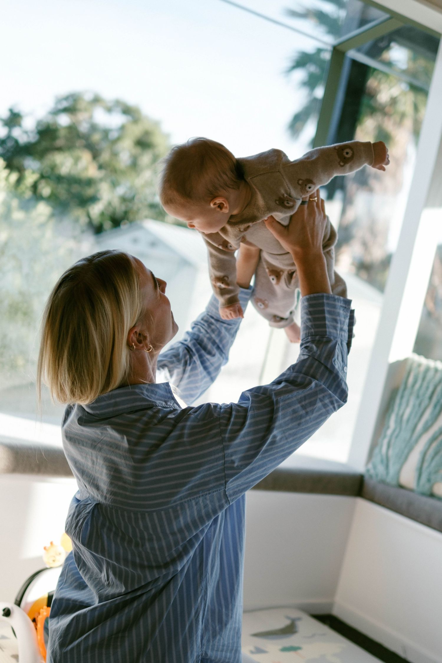 Coromandel peninsula family photography, a relaxed storytelling family in home newborn session