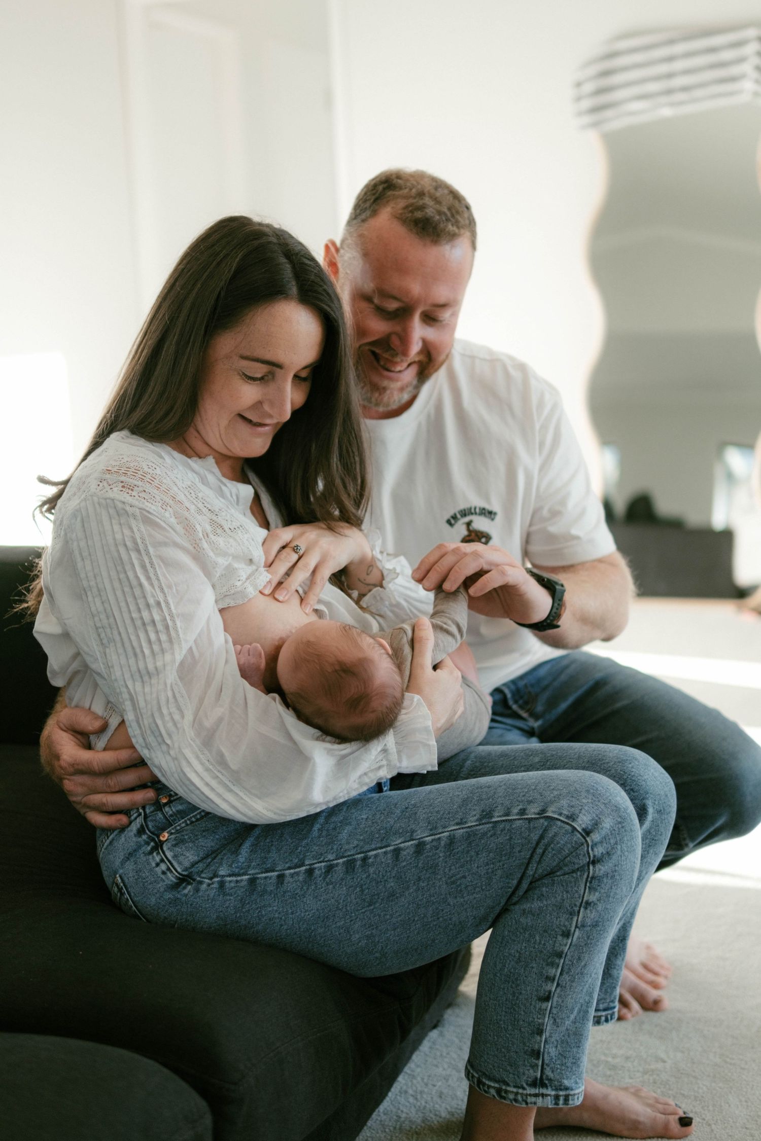 Coromandel peninsula family photography, a relaxed storytelling family in home newborn session