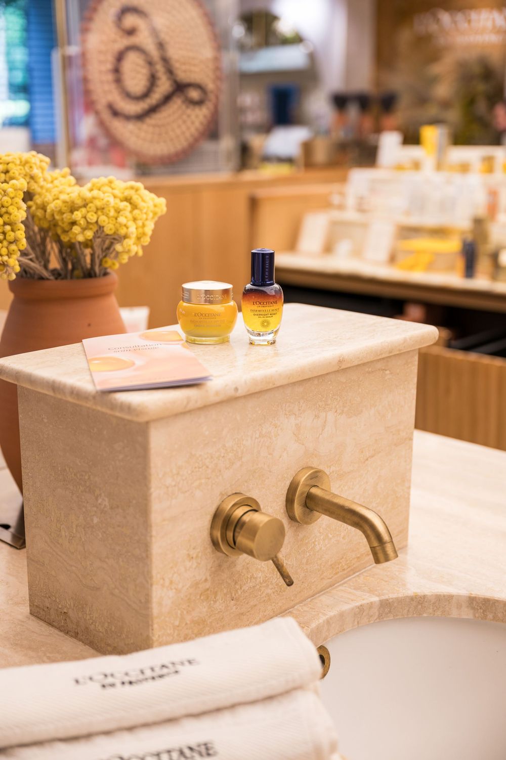 Réalisation d'un shooting au café L'Occitane sur les champs Elysées par Mélanie Rousselle, photographe pour les établissements premium
