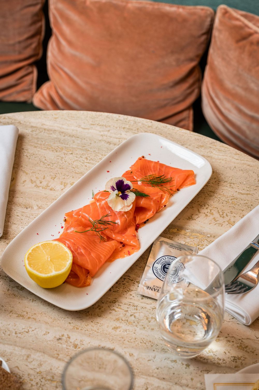 Réalisation d'un shooting au café L'Occitane sur les champs Elysées par Mélanie Rousselle, photographe pour les établissements premium