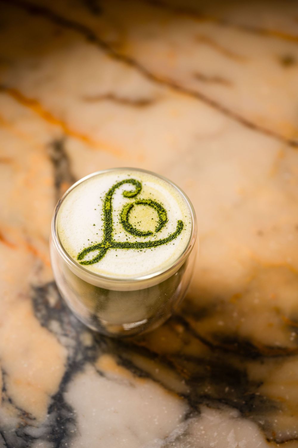 Réalisation d'un shooting au café L'Occitane sur les champs Elysées par Mélanie Rousselle, photographe pour les établissements premium