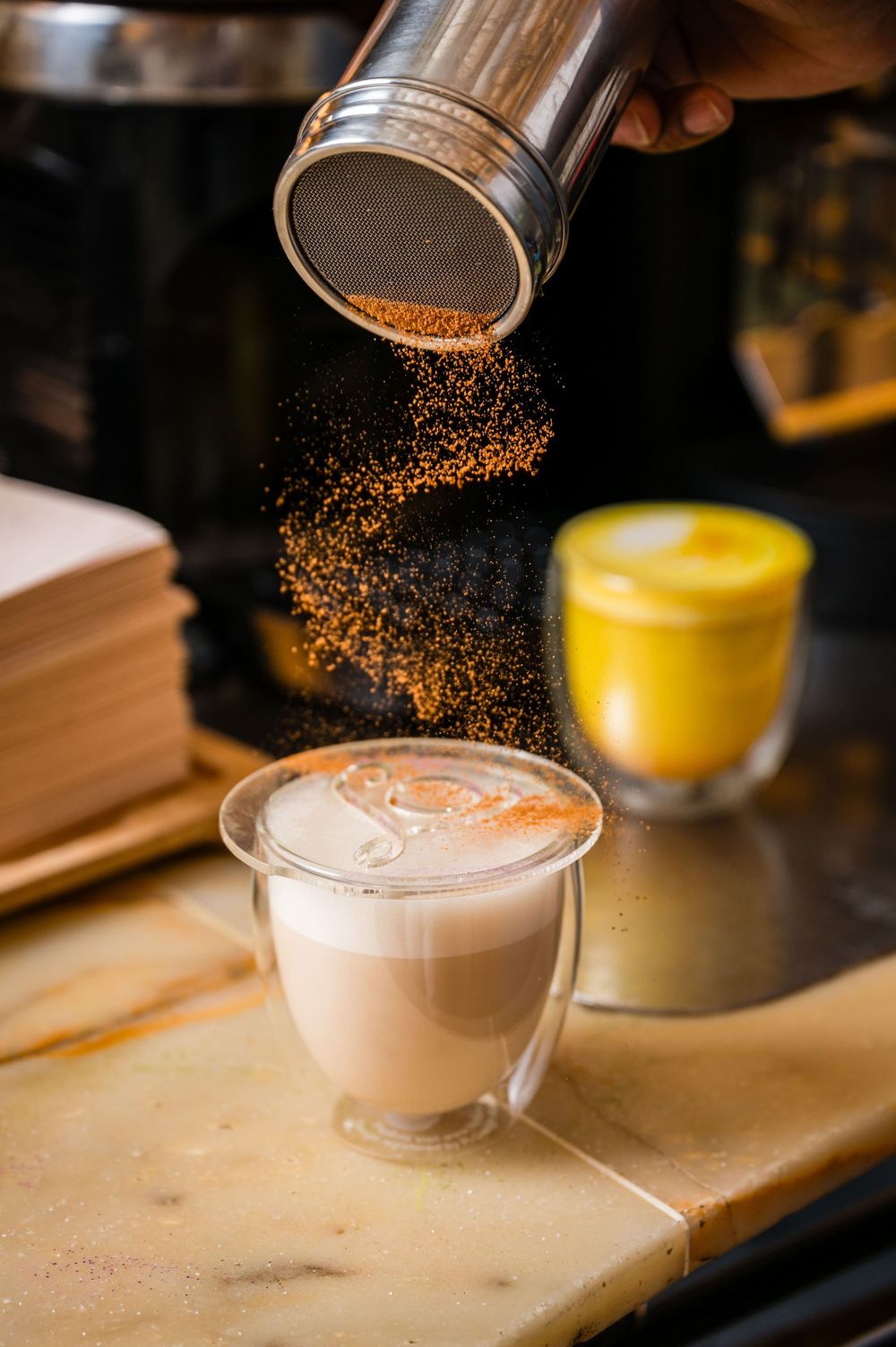 Réalisation d'un shooting au café L'Occitane sur les champs Elysées par Mélanie Rousselle, photographe pour les établissements premium