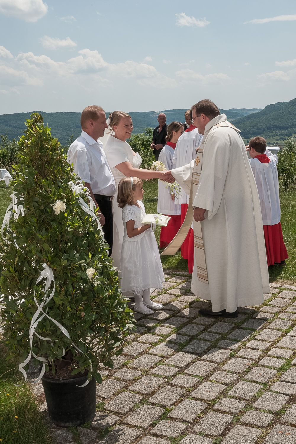 Brautpaar während der Trauung vor der Vexierkapelle bei Reifenberg. Emotionale Aufnahmen deiner Hochzeitsfotografin.