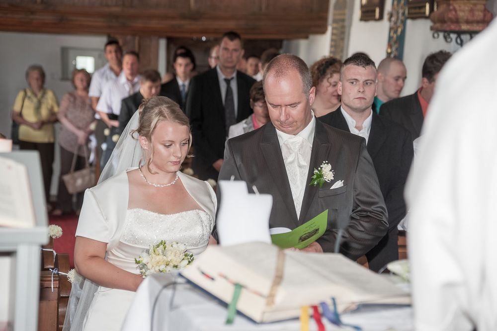 Brautpaar unterschreibt feierlich das Hochzeitsbuch in der Vexierkapelle bei Reifenberg. Professionelle Hochzeitsfotografie.