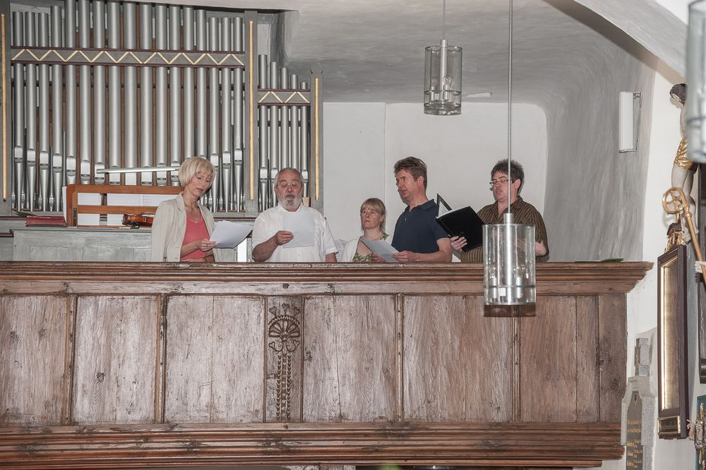 Musikalische Begleitung auf der Empore in der Vexierkapelle bei Reifenberg. Stimmungsvolle Hochzeitsbilder aus der Region.