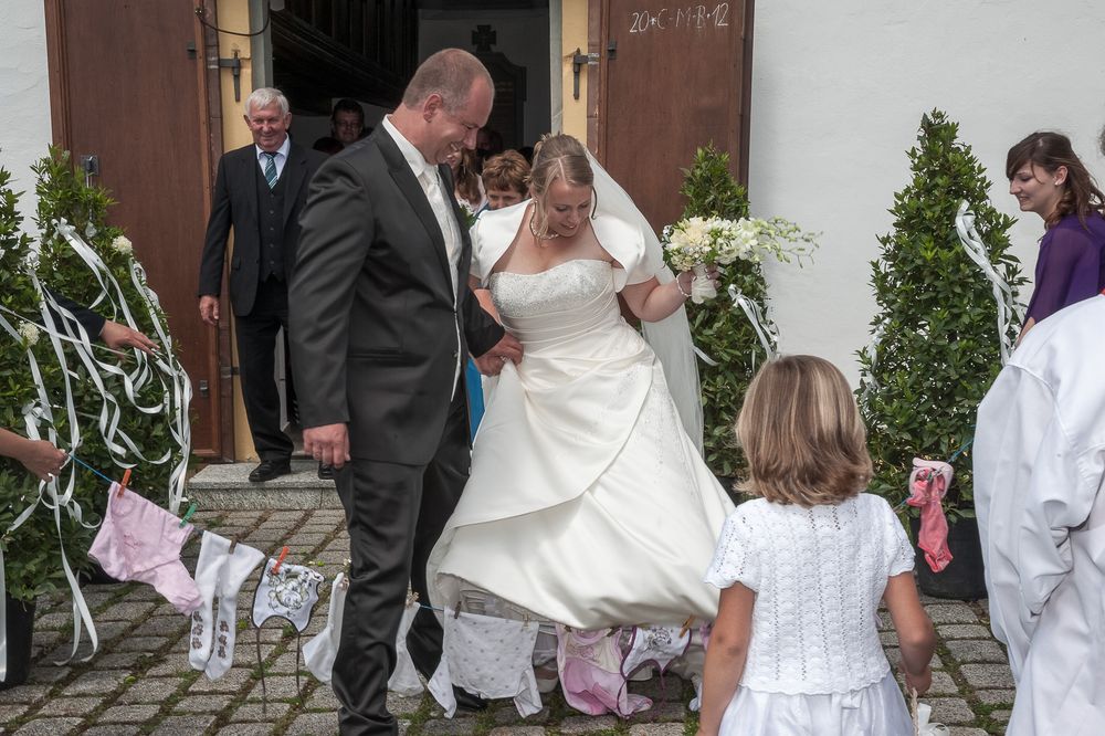 Brautpaar verlässt glücklich nach der Trauung die Vexierkapelle bei Reifenberg. Professionelle Hochzeitsfotografin in der Umgebung.