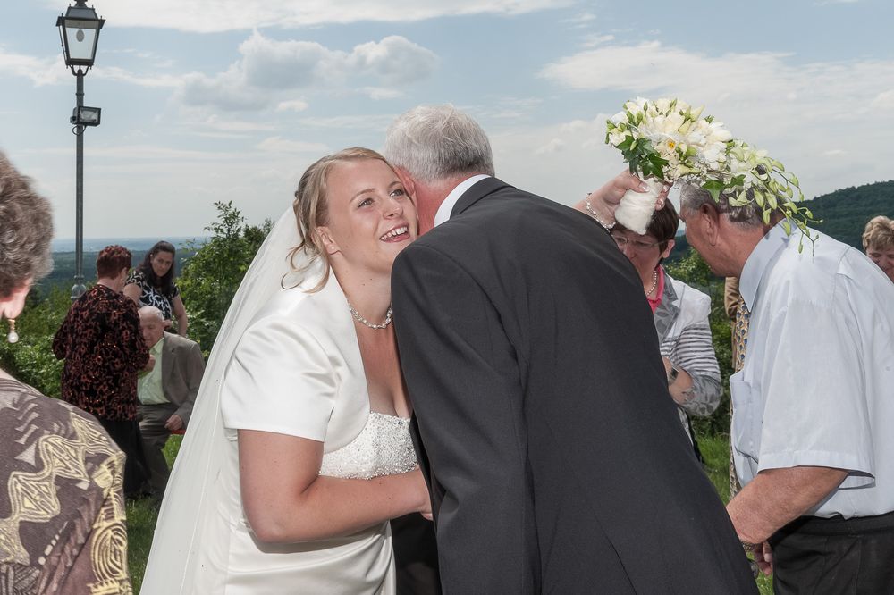 Emotionale Begrüßung der Hochzeitsgesellschaft an der Vexierkapelle bei Reifenberg. Authentische Hochzeitsreportage in der Region.