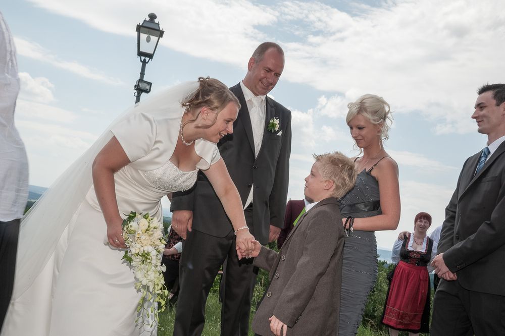 Brautpaar begrüßt herzlich die Hochzeitsgäste bei der Vexierkapelle bei Reifenberg. Professionelle Hochzeitsfotografie von der Lichtkapsel.