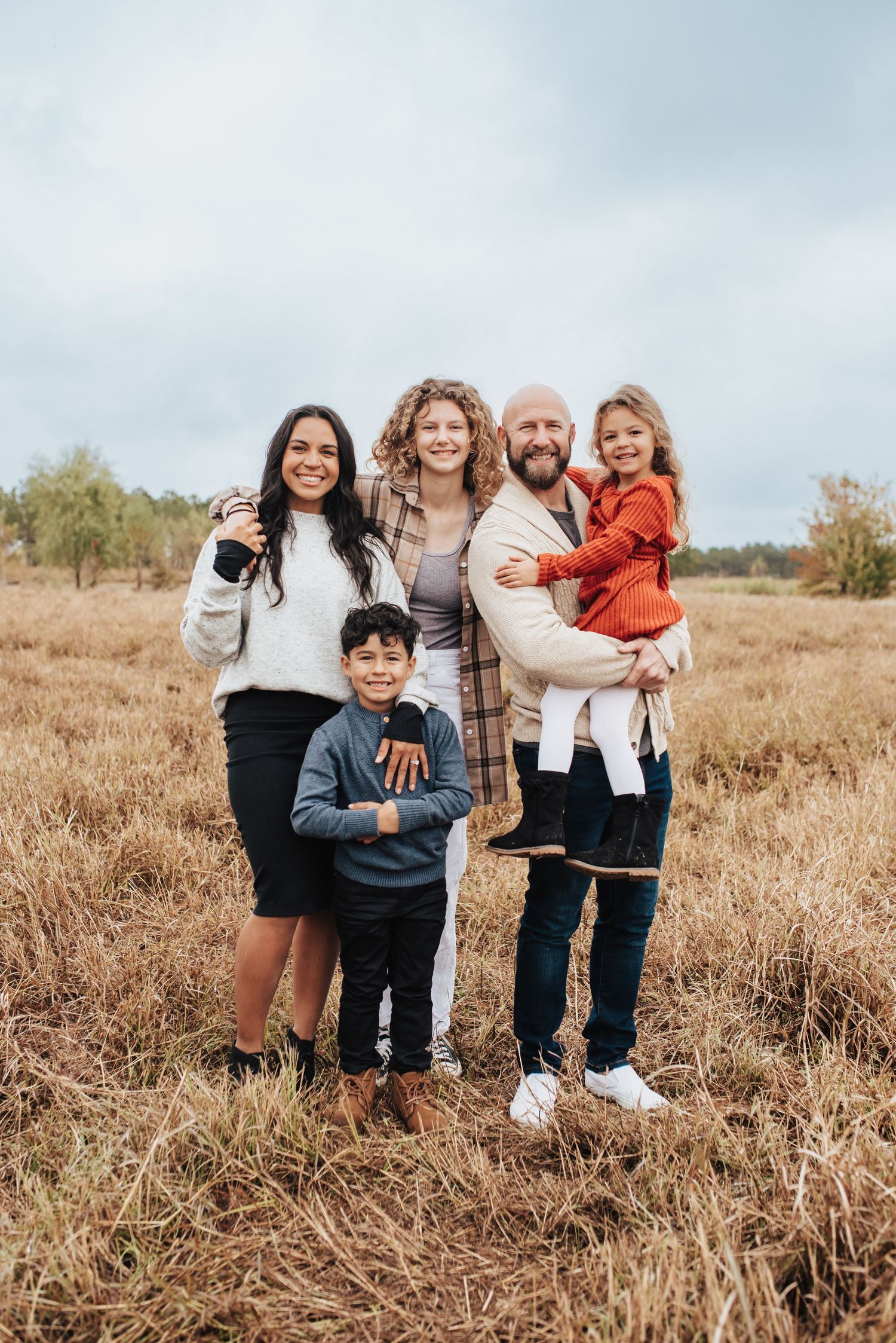 Houston family photography by Gerry Myers Photo - family of five smiling together in an autumn field
