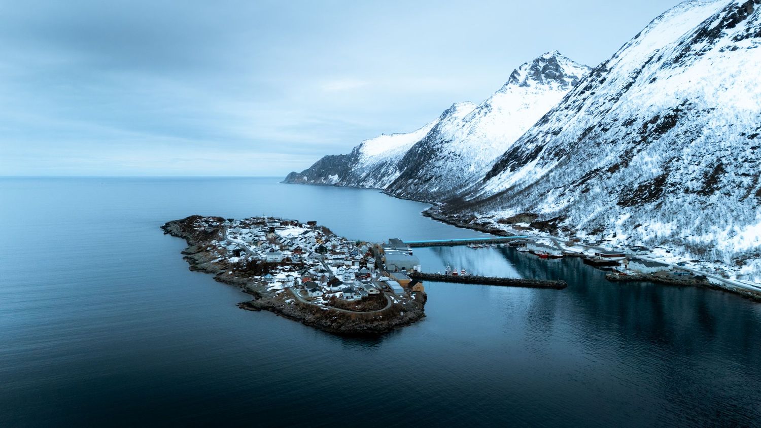 village d'husoy à senja en hiver