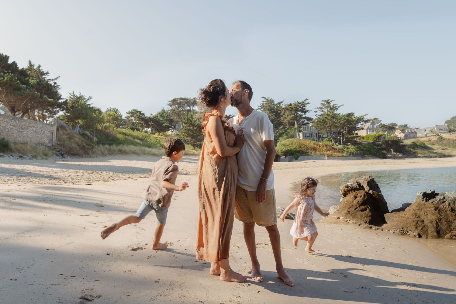 Famille jouant sur la plage lors d'une séance photo famille en Bretagne