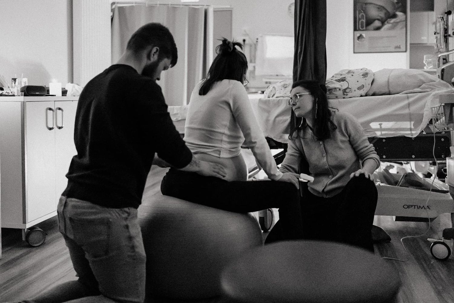 Sage-femme presente lors d'un reportage photo accouchement a Lille en plateau technique a la maternite de Tourcoing
