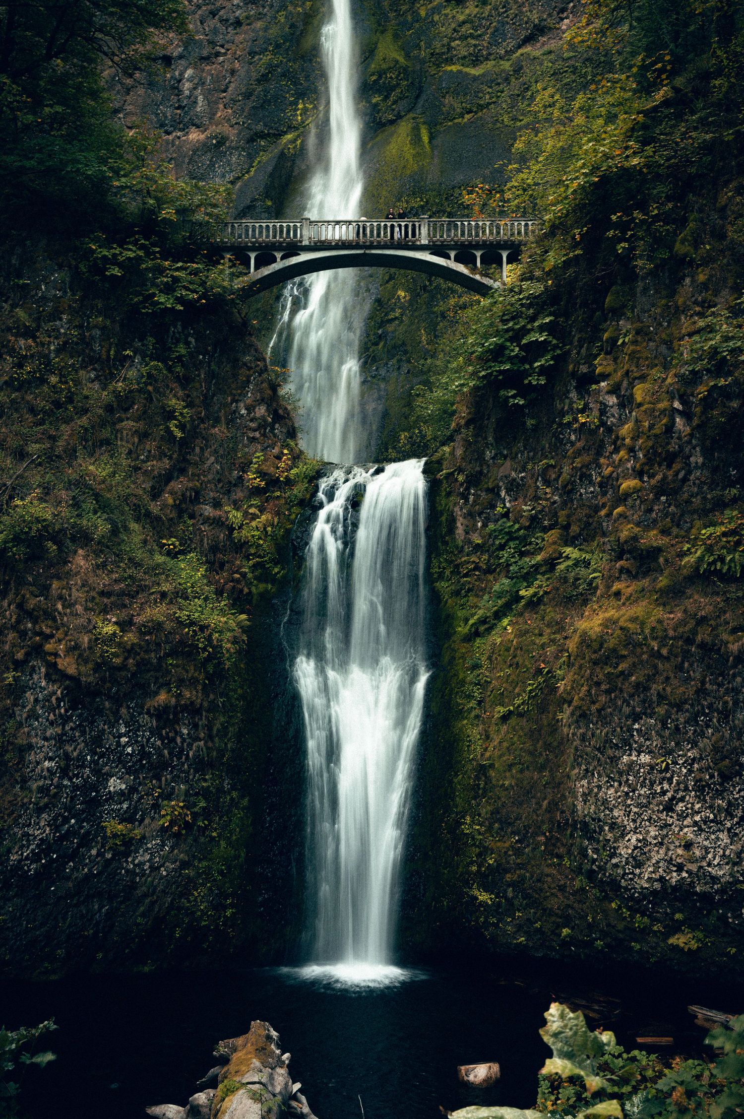 20 best things to do along the Oregon coast. Multnomah Falls Oregon. Oregon Coast Destination and travel photography by Carl James