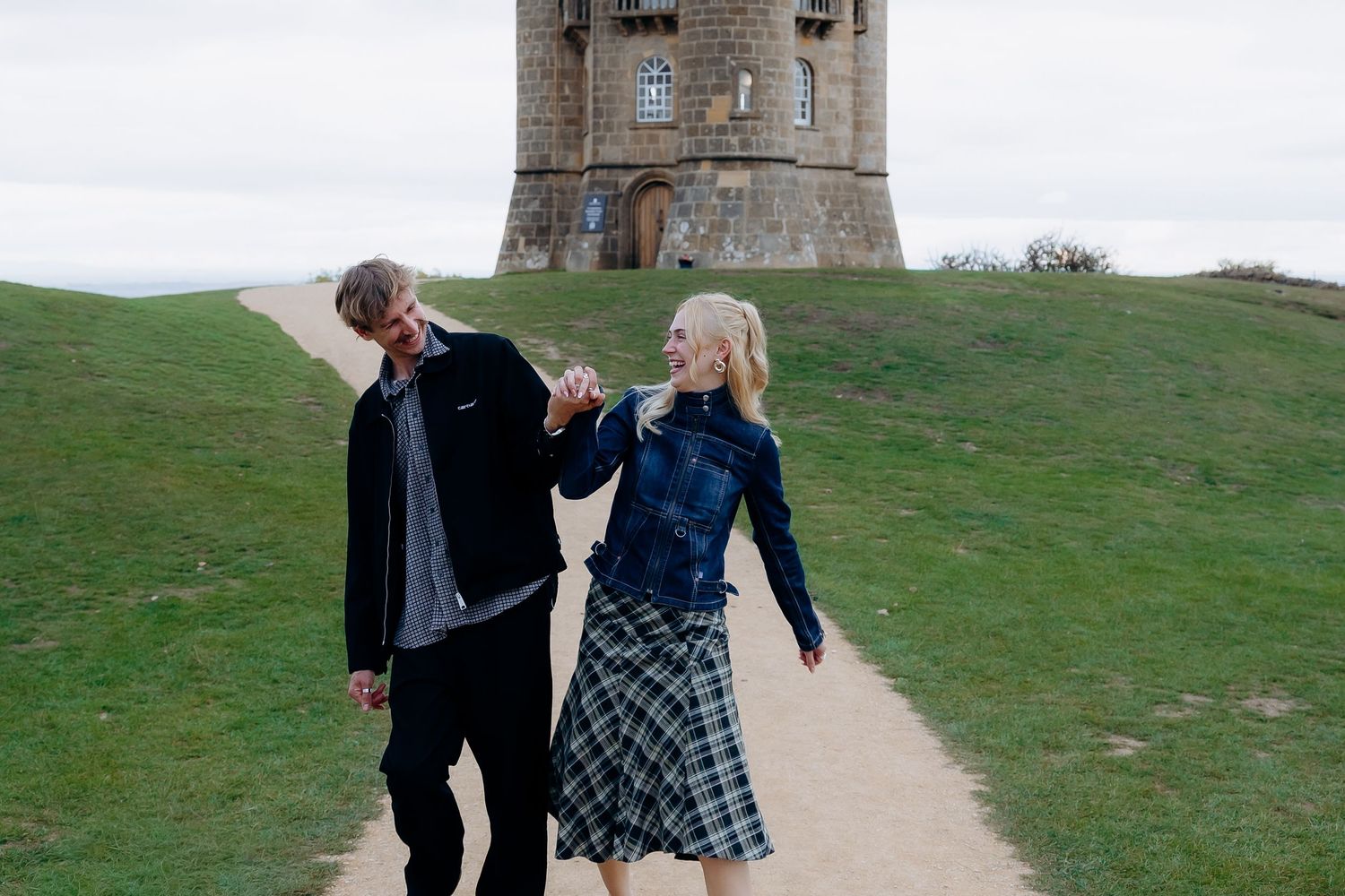 Beautiful evening engagement portraits in the Cotswolds.