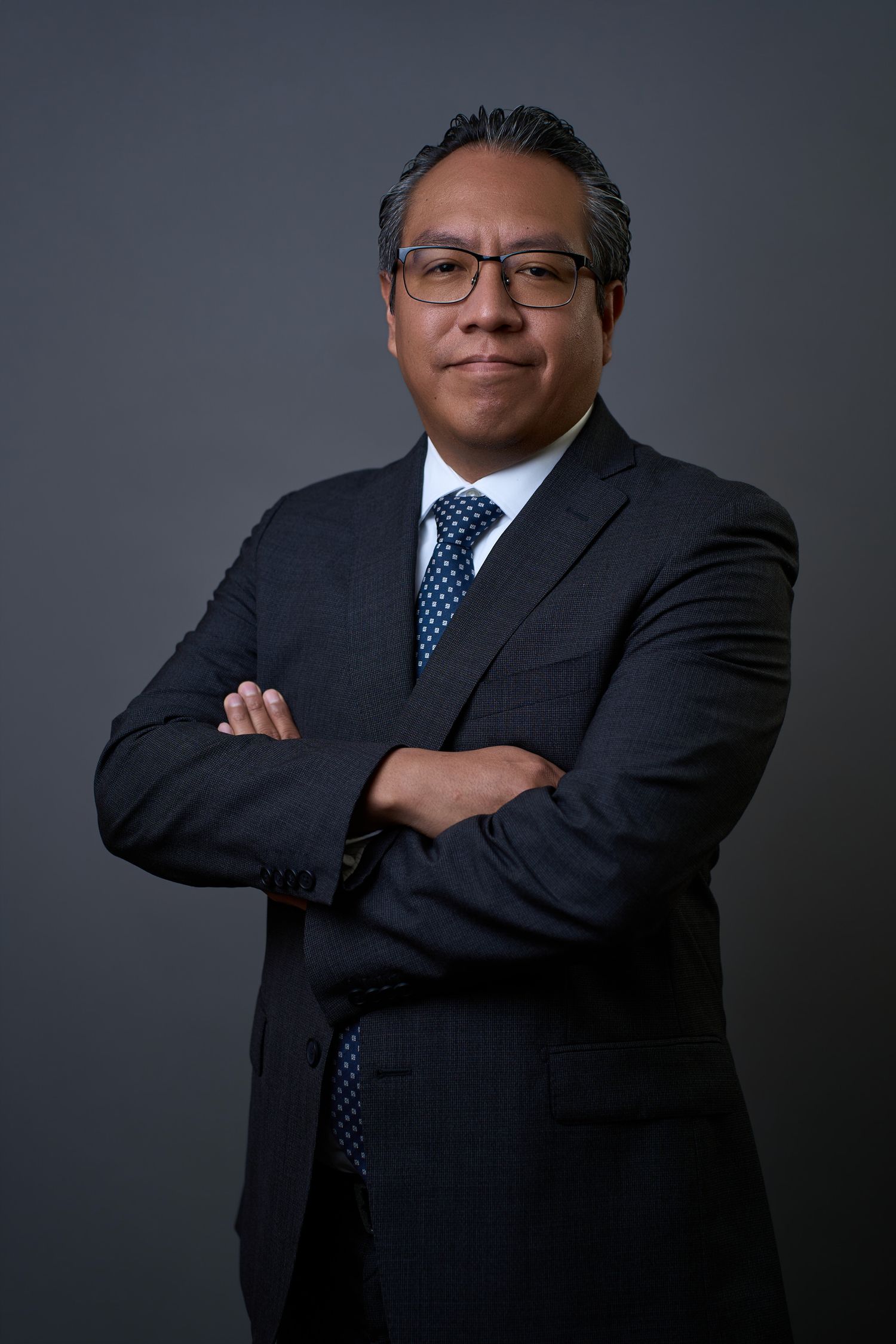 1. Retrato ejecutivo para comunicación institucional realizado en oficinas