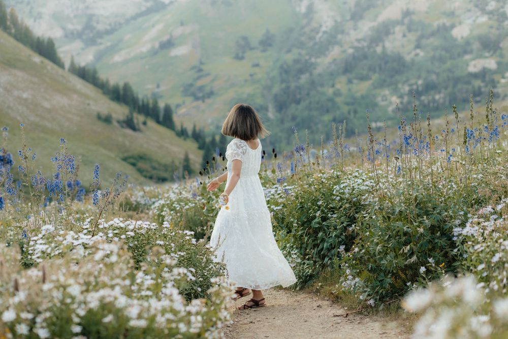 Girl Happy to Graduate in Utah and is a senior graduate. In the floral mountains