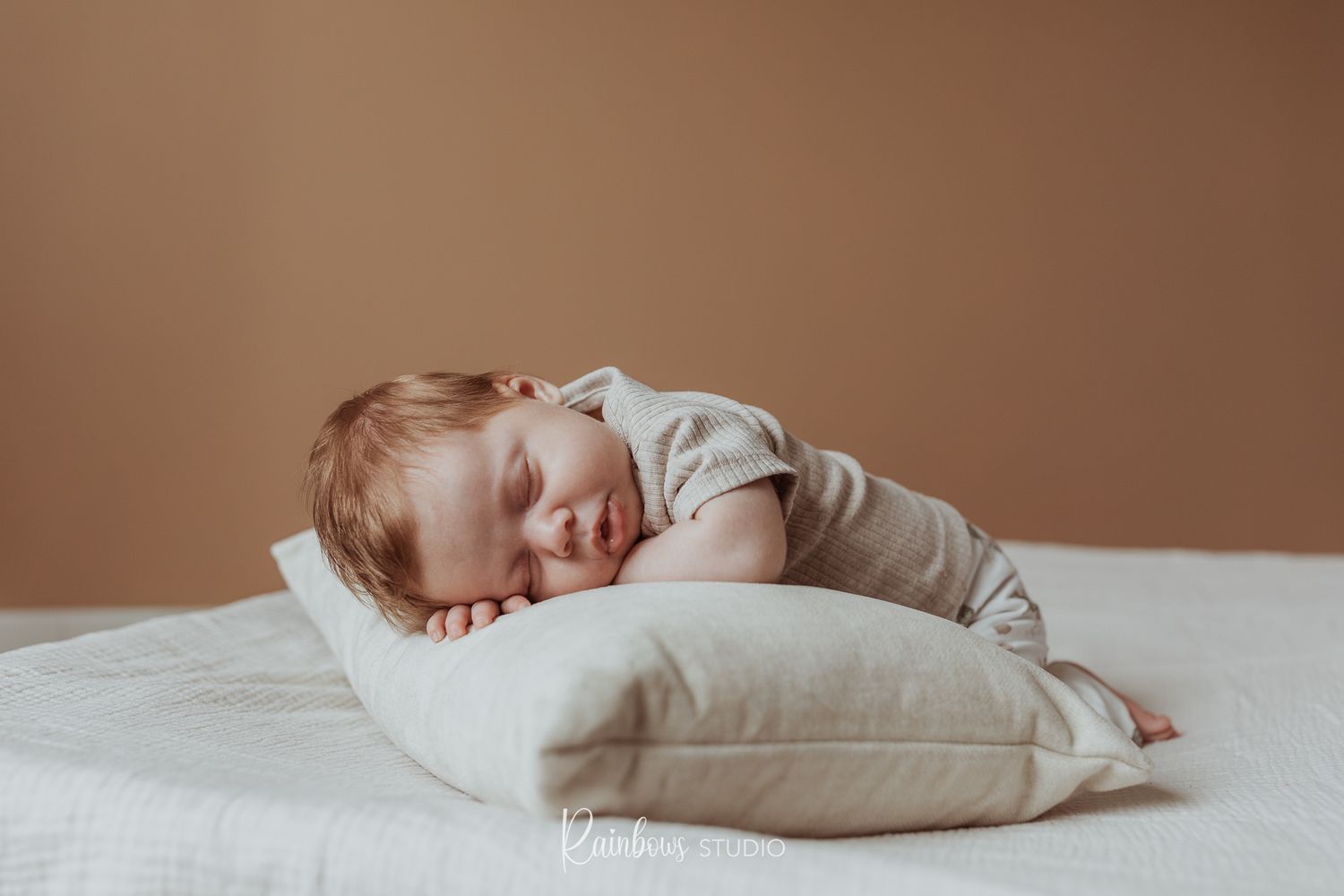 Baby die rustig ligt te slapen op een kussen.
