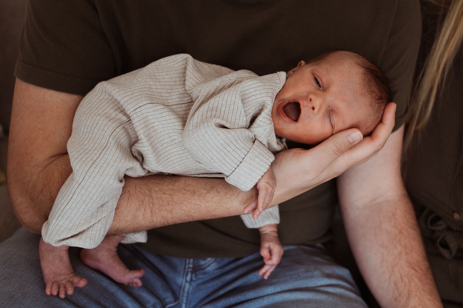 Baby die rustig ligt te slapen op een kussen.