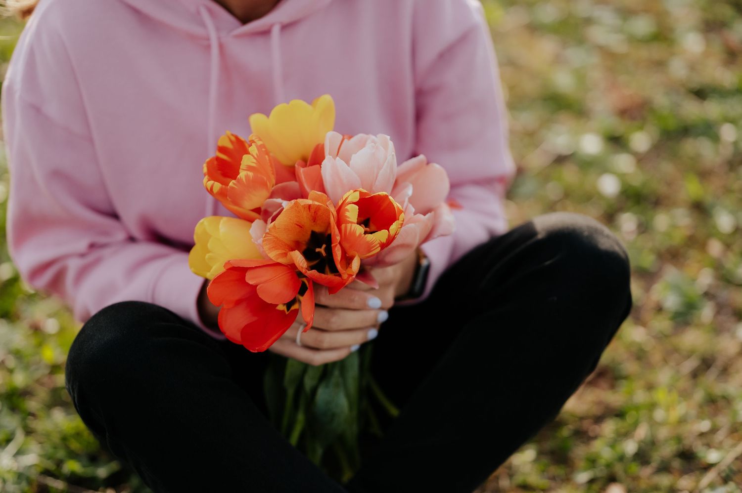 Rosa und orangefarbene Mohnblumen blühen in einem Garten mit sanftem natürlichem Licht und unscharfem Hintergrund.