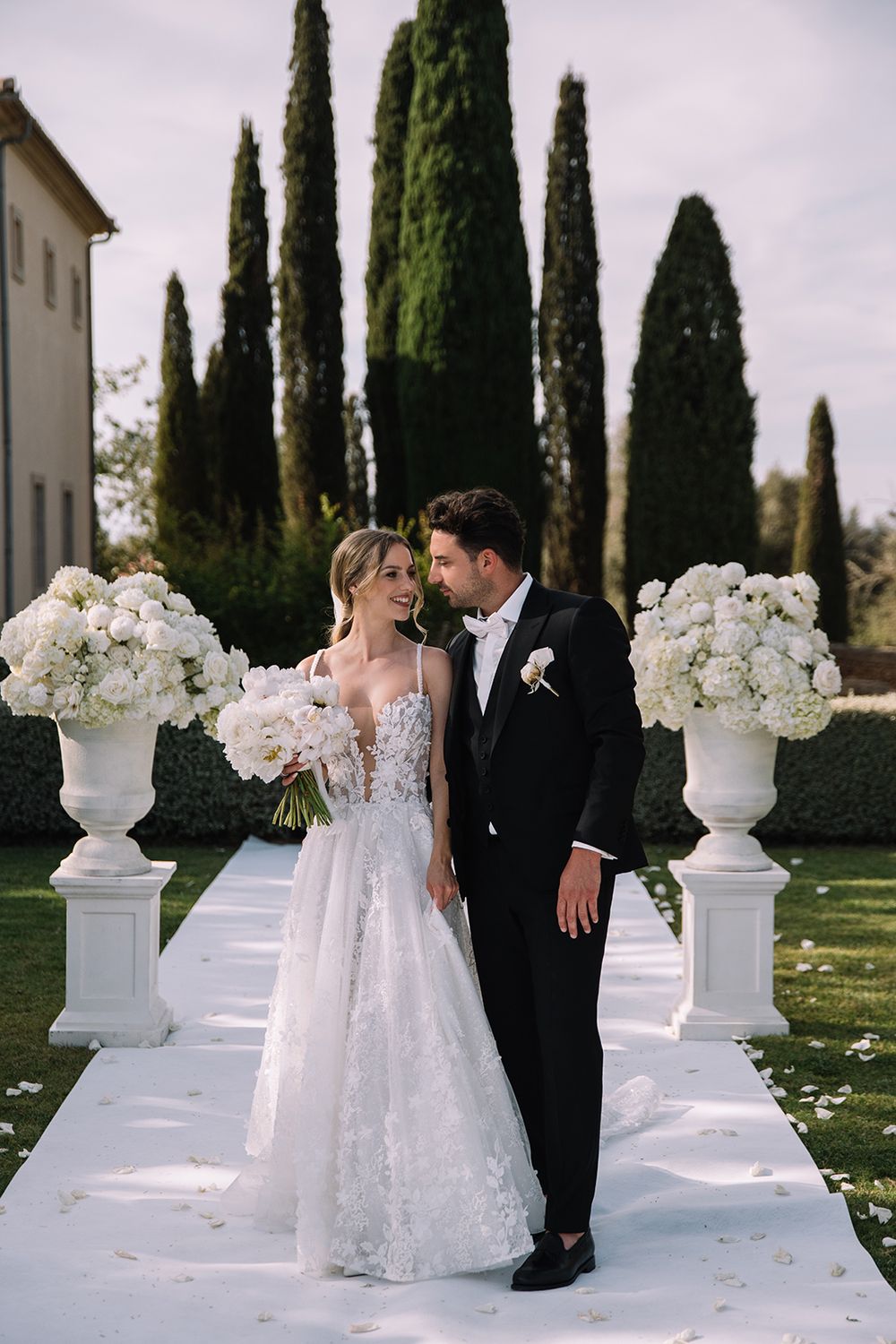 Luxury wedding photographer Mallorca. Destination weddings. Elegant, emotional, timeless imagery.