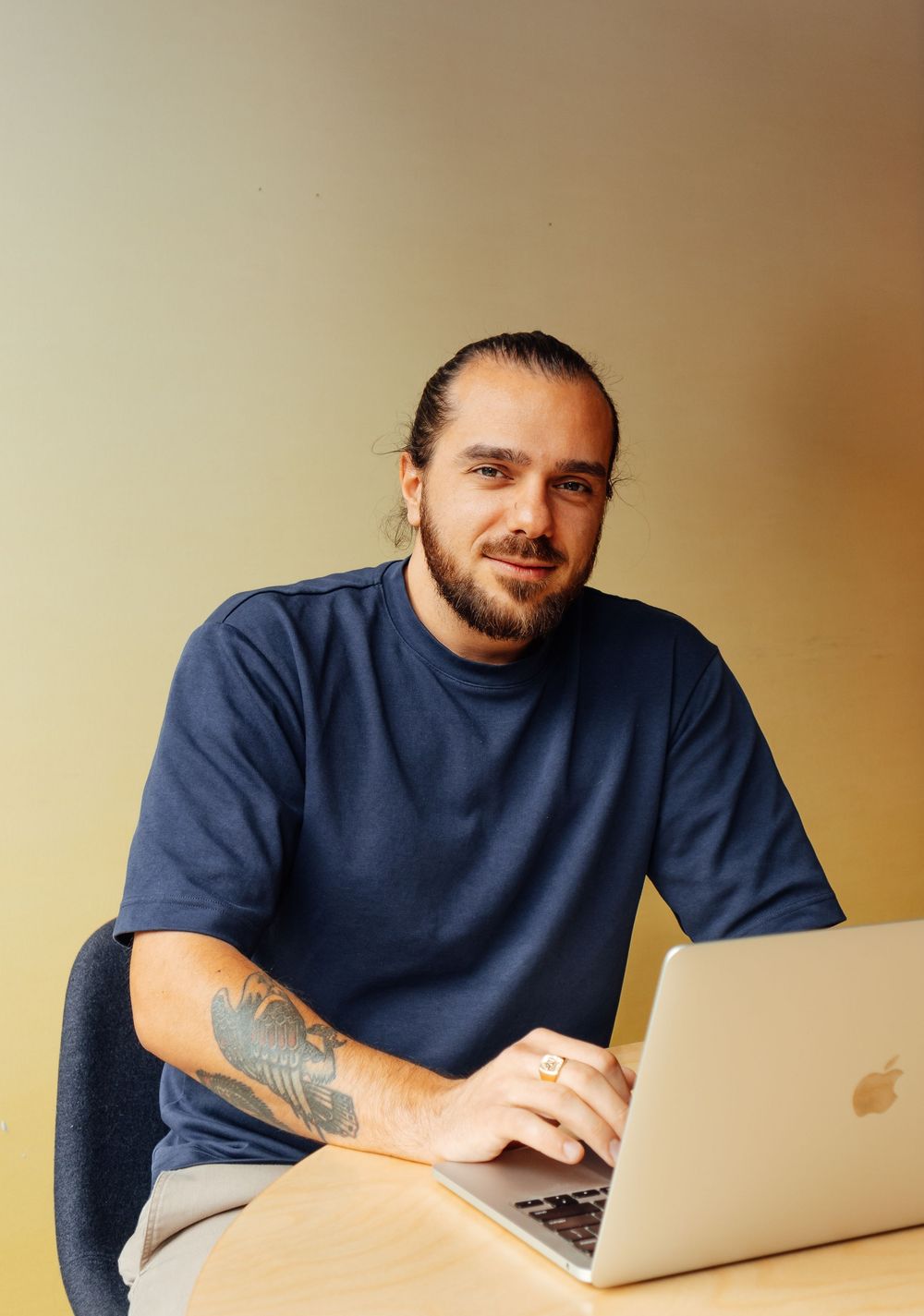 Portrait professionnel d'entrepreneur pour image de marque commerciale à Montréal.